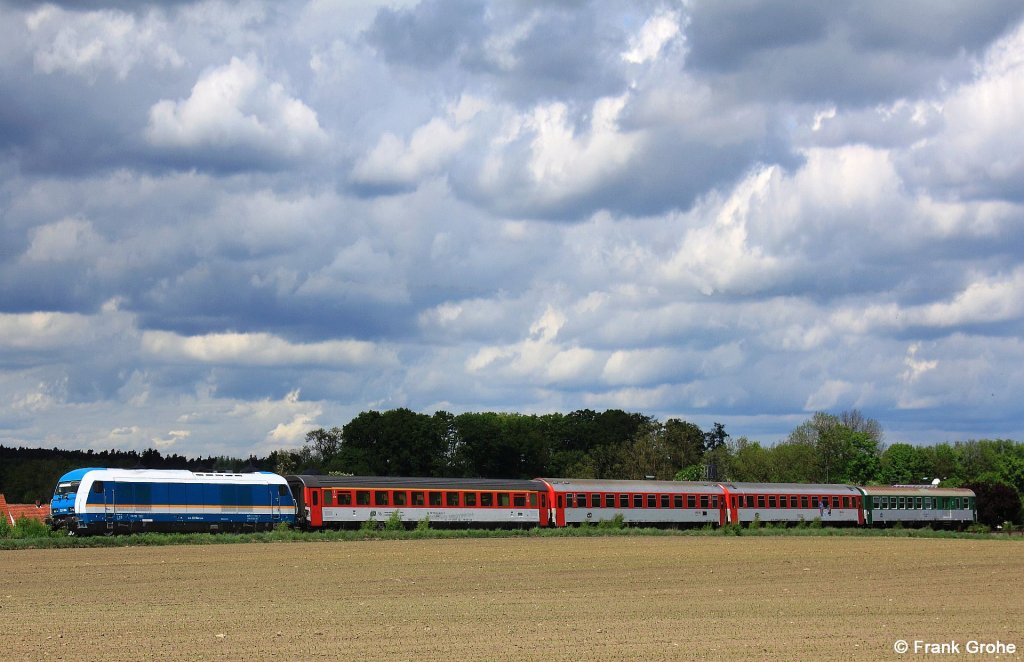 ALEX VBG 223 064 vor ALX 352 Prag - Mnchen, KBS 855 Hof - Regensburg, fotografiert bei Pirkensee zwischen Maxhtte-Haidhof und Regenstauf am 09.05.2012