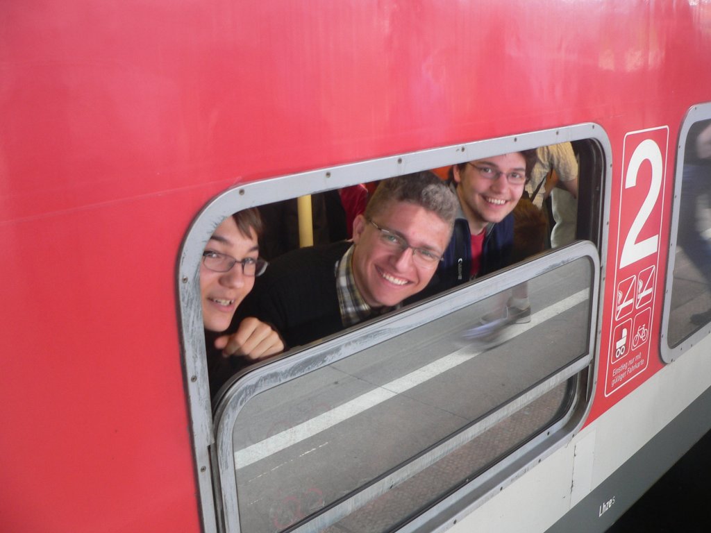 Alexander, Hannes und Bernhard atmen erleichtert auf: Endlich wird der Zug leerer. Am 12.6. wurde der AirportExpress von Besuchern der Internationalen Luftausstellung ILA genutzt und war damit ungewhnlich voll. Halt in Schnefeld auf unserer Fahrt nach Blankenfelde.