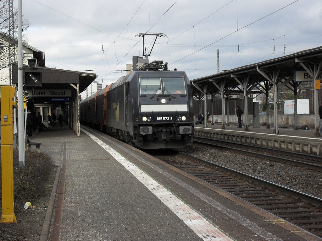 Alexander Neubauer 185 573-3 mit einem Gterzug durch Beuel am 6.2.2011