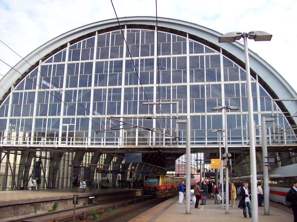 Alexanderplatz (Stadt- und Regionalbahn), Bahnhofshalle von Westen, S-Bahnsteig mit S7 und Regionalbahnsteig mit durchfahrendem ICE (06.10.2010)