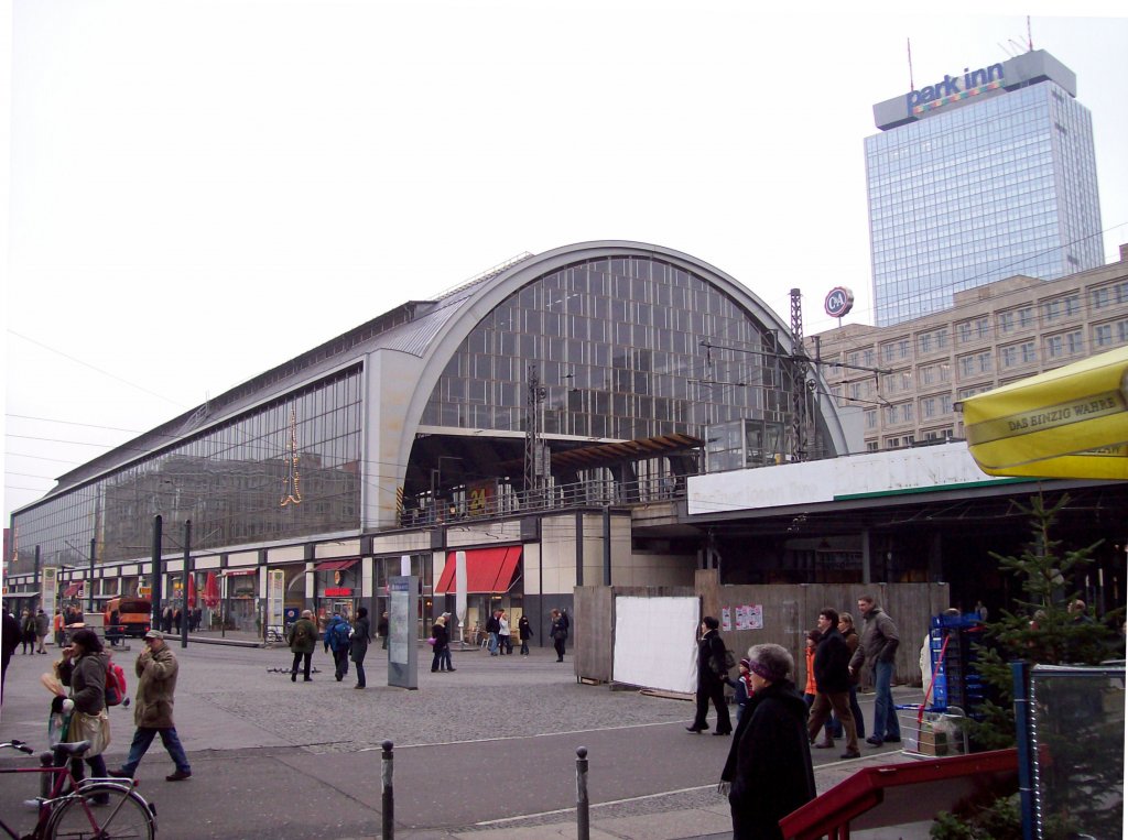 Alexanderplatz (Stadt- und Regionalbahnhof), Bahnhofshalle von der Rathausstrae aus (12.12.2009)