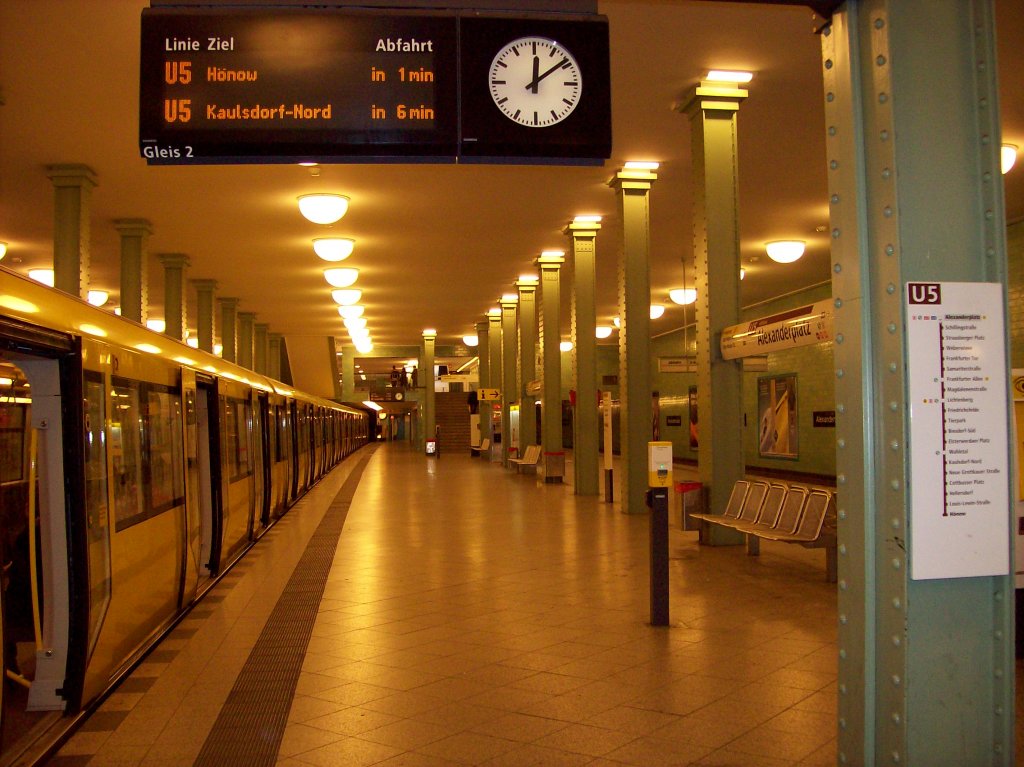 Alexanderplatz, Station U2, 5 und 8, Abfahrtbahnsteig der U 5 (12.12.2009)