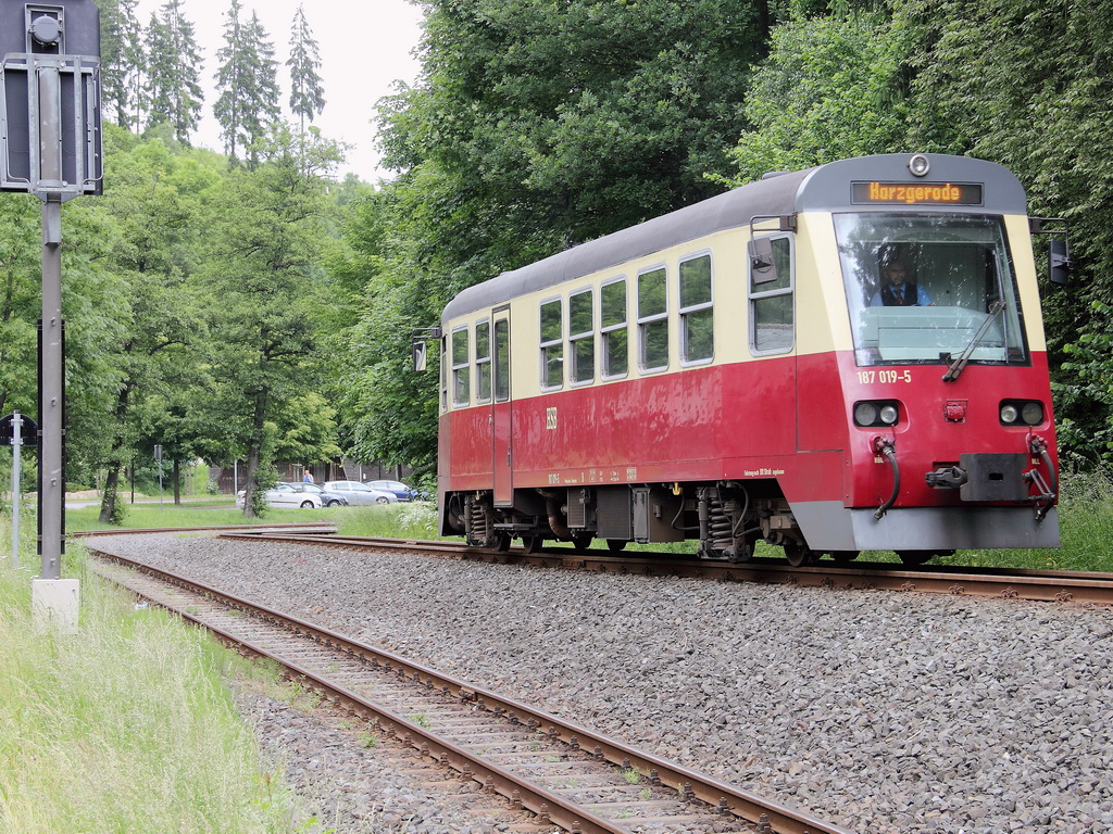 Alexisbad am 30. Juni 2013, Ausfahrt 187 019-5 nach Harzgerode als HSB 8982.