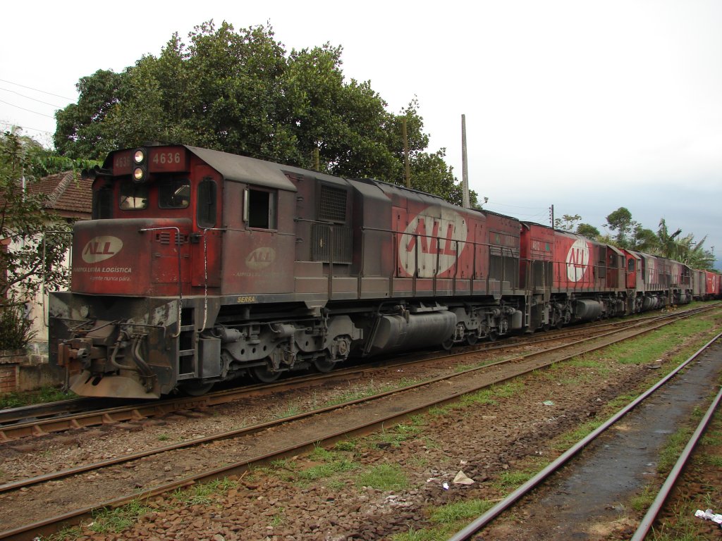 ALL 4636 (EMD GT26CU) sind eigentlich rot lackiert, haben aber einen dicken berzug aus  grime , fettem Dieselruss - Morretes - 01/09/2007
