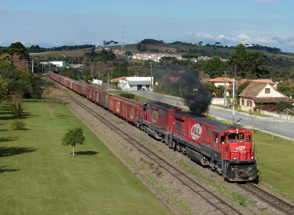 ALL 7622 (C30-7) und 9458 (SD40-2) beschleunigen ihren Zug / Nhe Curitiba - 07/06/2008