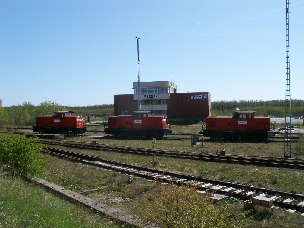 Alle drei betriebsfhigen 347er,am 30.April 2011,vor dem Breitspurstellwerk in Mukran.Von links 347 096,mitte 347 975 und rechts 347 079.