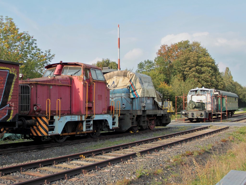 Alle drei Henschel DH 240 der Eisenbahnfreunde Grenzland am 27.09.2011 in Walheim bei Aachen. An den Lok`s ist noch sehr viel Arbeit ntig, an der hinteren (DH 240-29197) wird schon fleiig gearbeitet. Die Hauben der Lok sind abgebaut und werden Sandgestrahlt. Die mittlere Lok (DH 240B - 29708) tat bis 2006 bei den Eschweiler Rhrenwerken ihren Dienst und wurde August 2011 ohne Scheiben nach Walheim gebracht, deshalb die Plane ber der Lok.  Die rote Maschine ist DH 240 - 25483, auch seit August 2011 in Walheim.