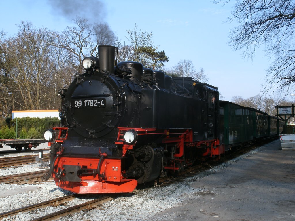 Alle Fahrgste waren,am 19.April 2012, in Ghren eingestiegen so das 99 1782 nach Putbus abfahren konnte.