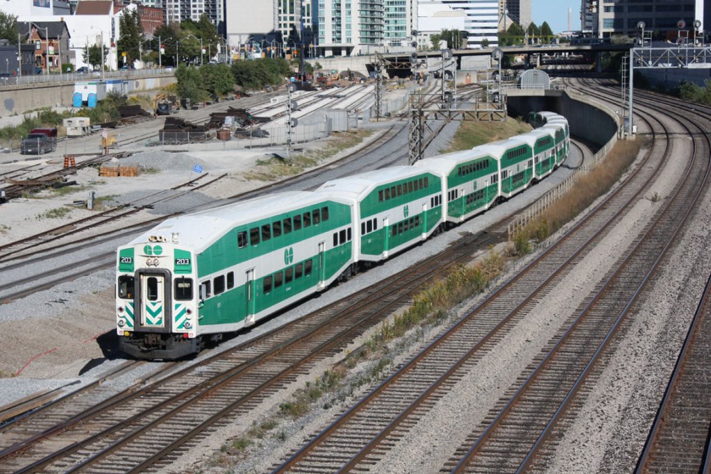 Alle GO Zϋge bestehen heute aus Doppelstockgarnituren mit F59PH oder MP40PH-3C Loks. Hier ein Lakeshore west Zug kurz nach der Abfahrt nach Aldershot. 10.10.2009
