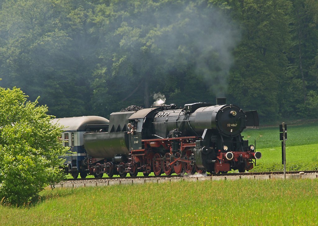 Alle Jahre wieder ist an Pfingsten die Frankfurter Historische Eisenbahn mit ihren beiden Dampfloks ein Hauptakteur des Bahnhofsfestes in Knigstein. Whrend eine der beiden Maschinen -hier die 52 4867 bei Schneidhain- zwischen Frankfurt-Hchst und Knigstein mit einem Sonderzug pendelt, wird die andere Maschine auf dem Bahnhofsgelnde fr Fhrerstandsmitfahrten verwendet. Da es an der gesamten Strecke keine Drehscheibe gibt, wird immer in Richtung Taunus mit der Rauchkammer voran gefahren, in der anderen Richtung dann eben Tender voran.  