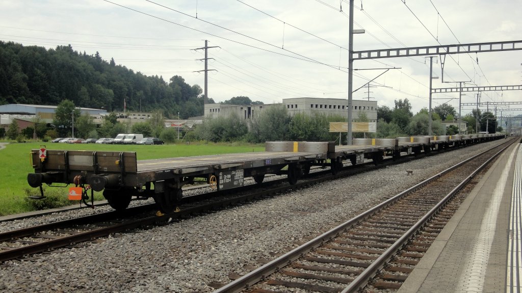 Alle Jahre wieder: Total 18 Kps-Wagen des Zirkus Knie stehen am 28.07.11 in Ebikon abgestellt. Eine weitere Wagenreihe mit ca. 25 Wagen steht in Luzern an der ehemaligen Postverladestelle.