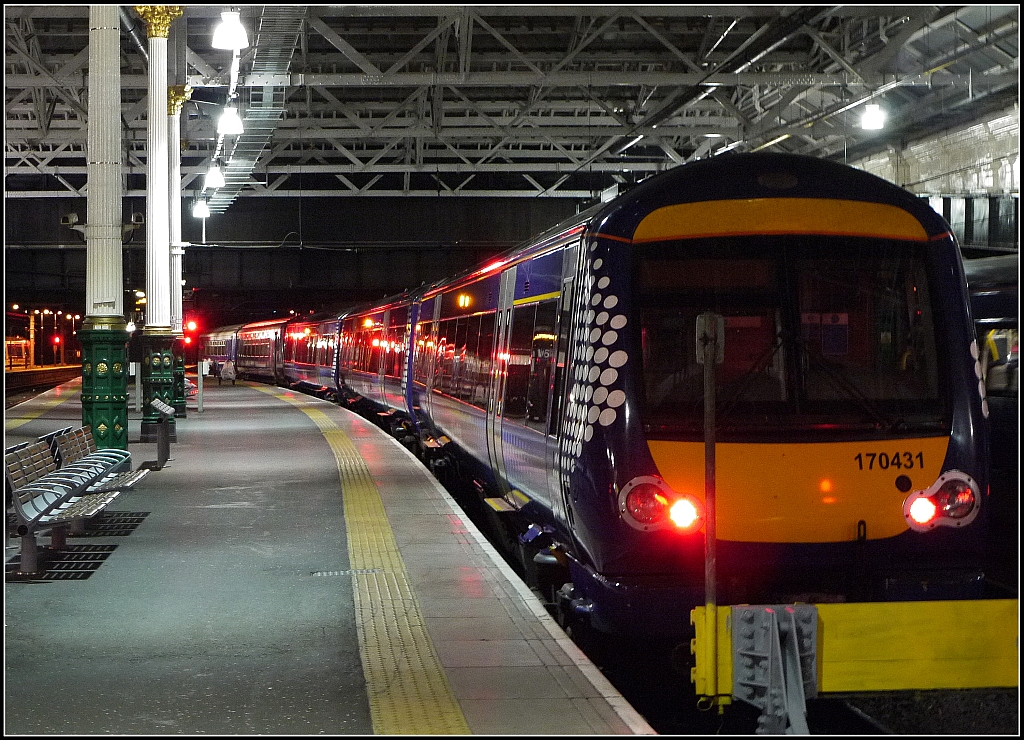Alle Signale auf Rot: Nachtruhe im Bahnhof von Edinburgh-Waverley. 14.7.2013