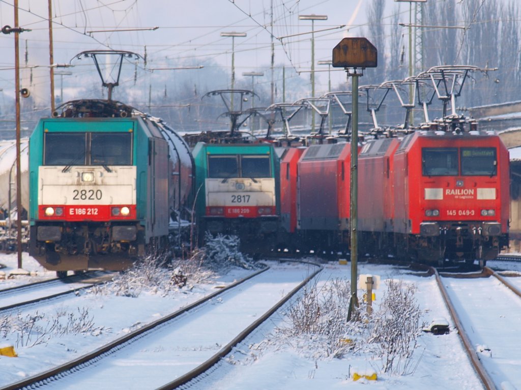 Alle Stromabnehmer oben, Winterbetrieb in Aachen West. Links die Cobra 186 212 fhrt gleich nach Belgien, in der mitte steht 186 209 und rechts einige 145er.