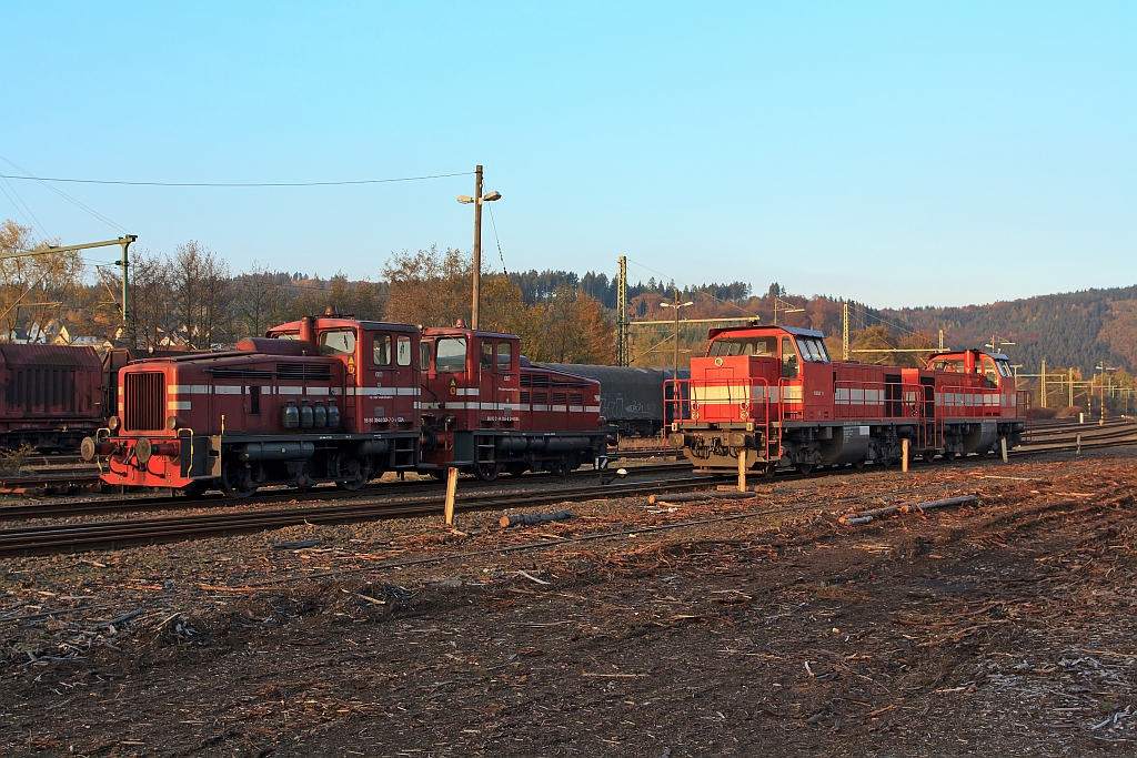 Alle vier auf einen Streich: Hier alle vier betriebsfähigen WEBA-Loks (Westerwaldbahn)auf einem Bild, am 31.10.2011 in Scheuerfeld/Sieg. 
Links die Lok 1 und 3 (V 26), diese vom Typ R 30 B wurden bei der Fa. Jung in Kirchen/Sieg 1956 und 1957 gebaut. Rechts die Lok 5 und 7, diese vom Typ DH 1004 (ex V 100.10 Umbau durch Vossloh Locomotives GmbH, Moers  (MaK OnRail)).