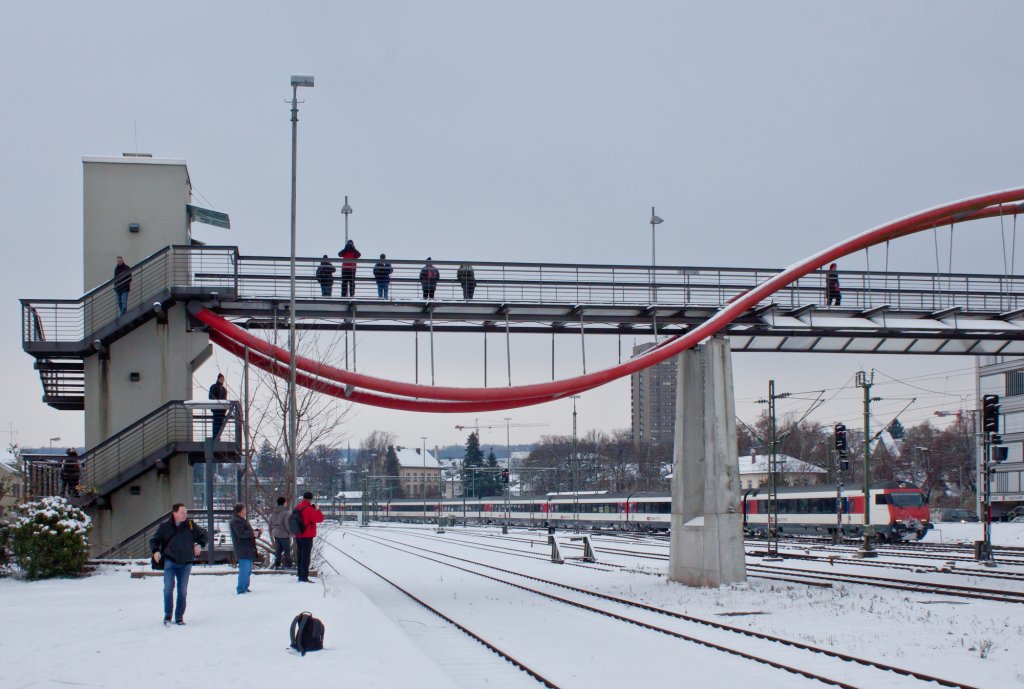 Alle Wege fhren nach Rom... Oder eben zu einem Bild des IR 2115. 
Bei so vielen verschiedenen Perspektiven sollte es beim Betrachten der Bilder genau so wenig langweilig werden, wie beim Treffen selbst! 
Die Fotografenmeute auf, unter und am  Ponte di Lago  in Konstanz. 
8. Dezember 2012