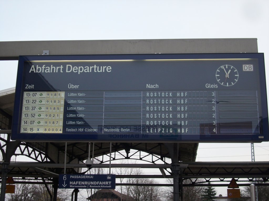 Alle Z�ge von und nach Warnem�nde fahren �ber Rostock Hbf.Abfahrtstafel in Warnem�nde aufgenommen am 05.Dezember 2009.