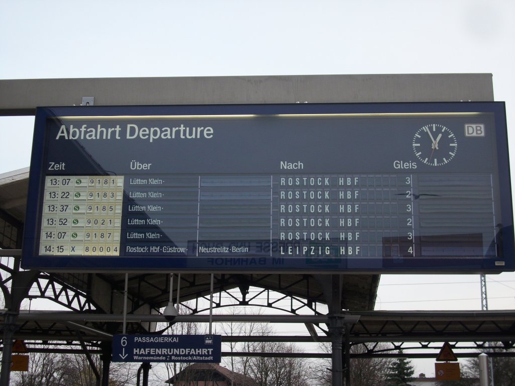 Alle Zge von und nach Warnemnde fahren ber Rostock Hbf.Abfahrtstafel in Warnemnde aufgenommen am 05.Dezember 2009.