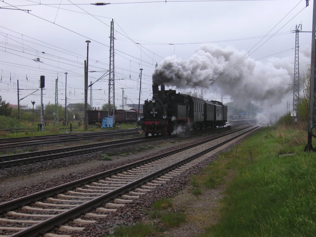 Alle zwei Stunden konnte man am 15.und 16.Mai 2010 91 134 mit dem planmigen Personenzug nach Putbus bei der Ausfahrt aus Bergen/Rgen beobachten.