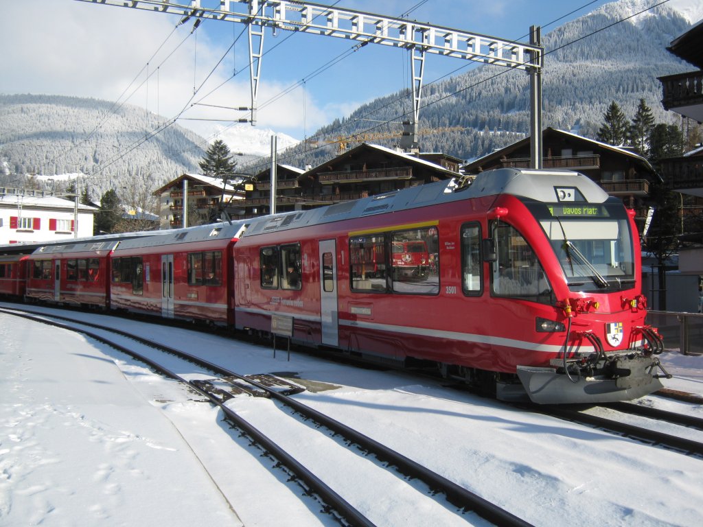 Allegra 3501 mit RE 1029 in Klosters. In den vorderen Fenstern spiegelt sich noch der agbestellte Skizug mit der Ge 4/4 I 610, 22.01.2011.