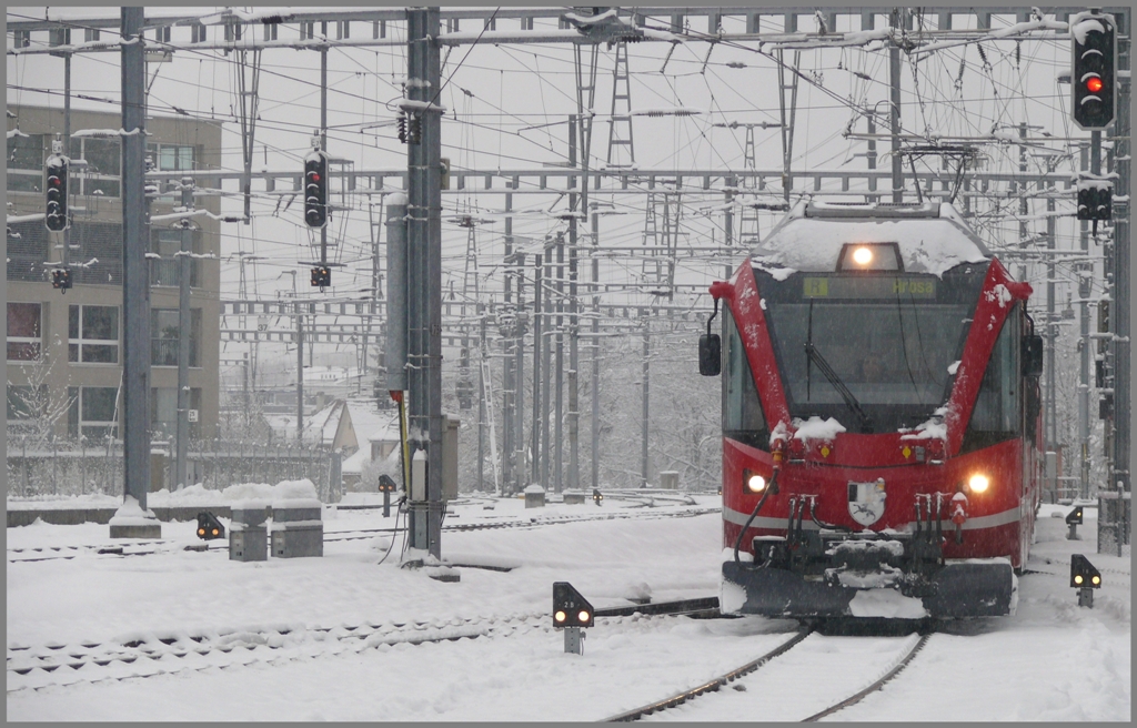 Allegra 3501 wird schon von vielen Fahrgsten auf Gleis 2 in Chur erwartet. (11.12.2010)