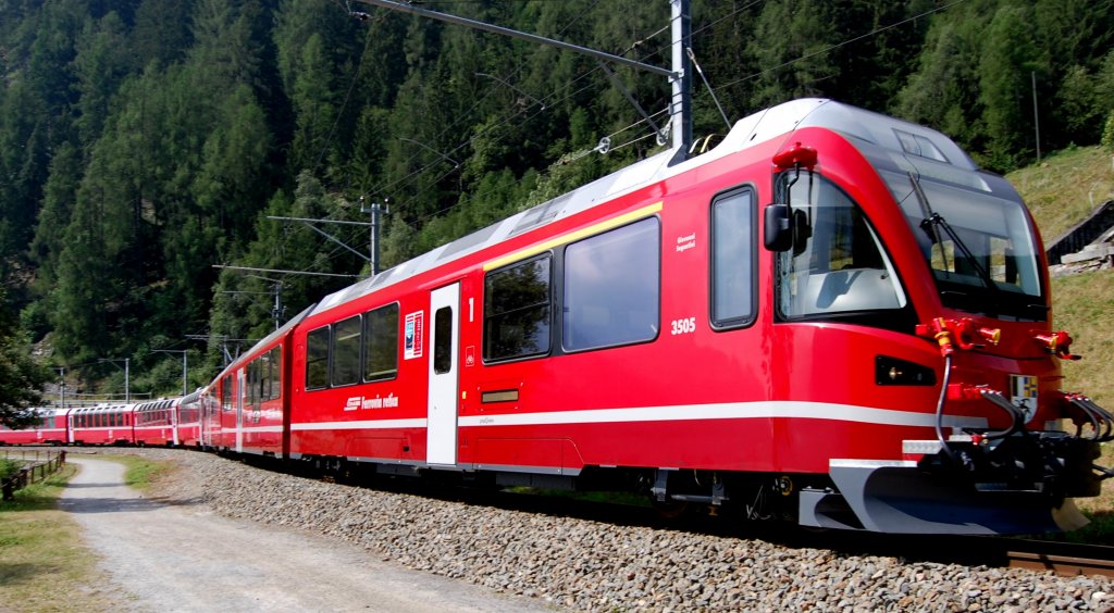 Allegra 3505 mit Bernina-Express schlngelt sich fast wie ein Lindwurm entlang am Lago di Poschiavo zwischen Miralago und Le Prese. (Aufnahme 08.07.2010)