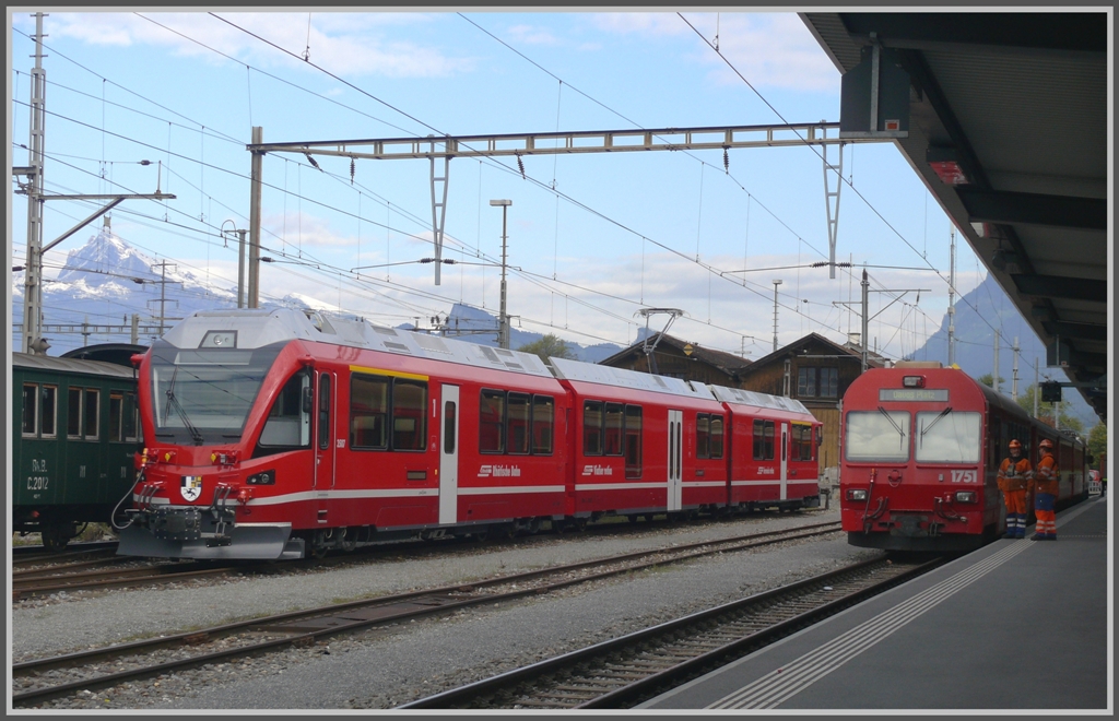 Allegra 3507 steht neben Steuerwagen 1751 des RE1033 nach Davos Platz. (29.09.2010)