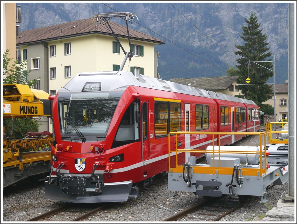 Allegra Nummer 6 ist eingetroffen. In Landquart Ried traf ich auf ABe 8/12 3506  Anna von Planta . Daneben ist der Umbauzug  Mungg  zu sehen, womit in Graubnden auch die Murmeltiere bezeichnet werden. Wie die Tiere hlt auch der gelbe Mungg einen Winterschlaf. (26.07.2010)
