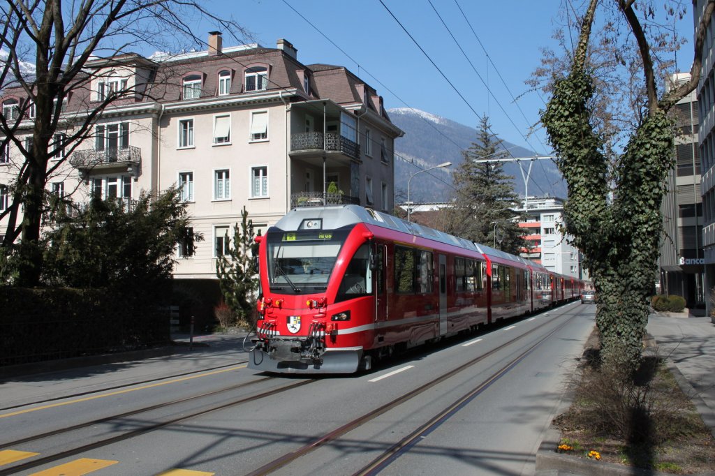 Allegra Triebzug mit mit angehngten Wagen nach Arosa,in der Engadinstrasse.Chur 06.03.11