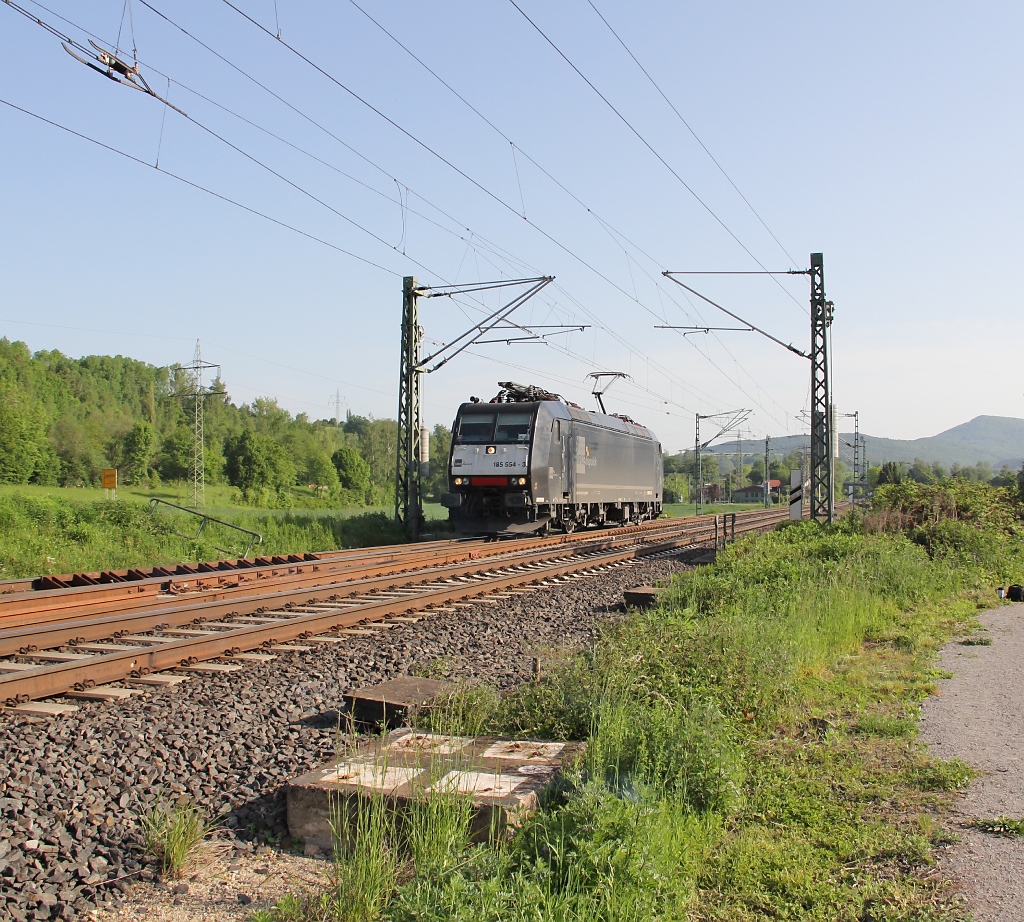 Allein auf weiter Flur war am 22.05.2012 die 185 554-3 als Tfzf in Richtung Sden. Aufgenommen an der Nordeinfahrt nach Eschwege.