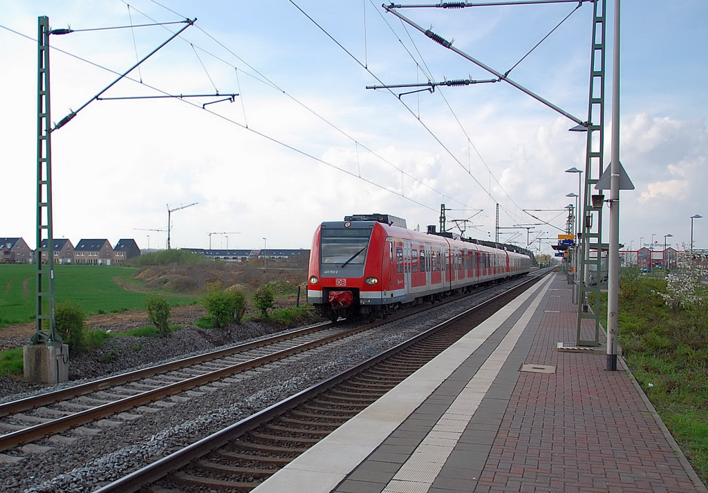 Allerheiligen am Dienstag 3.April 2011, das neu hergerichtet Richtungsgleis nach K�ln wird hier von zwei 423 Triebwagen der Linie S11 nach Bergisch Gladbach befahren.

