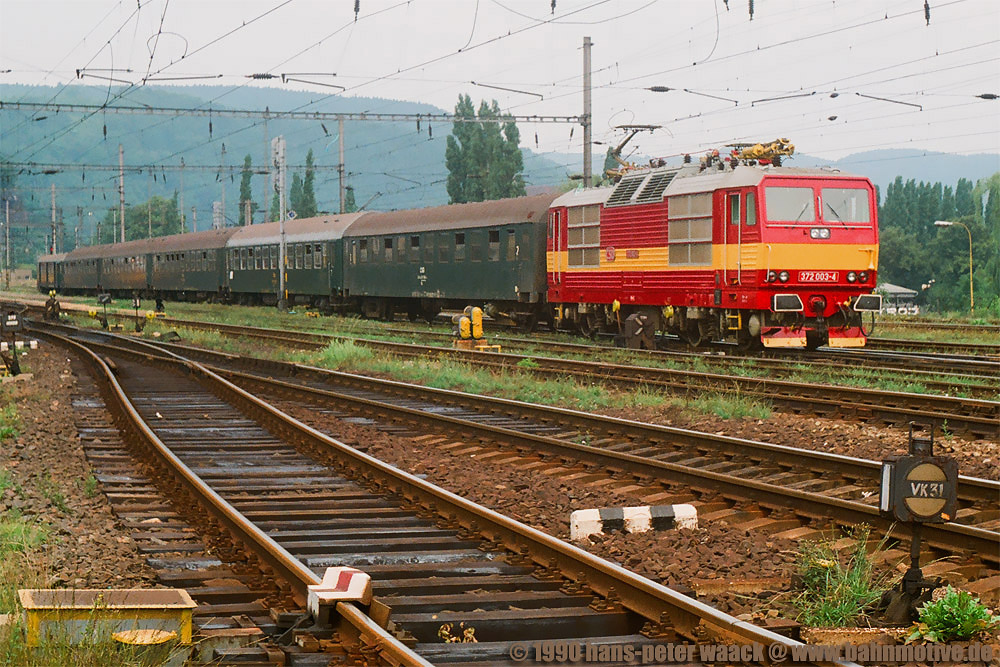 Alles beim Alten im August 1990 in Decin Hbf als 372 003 mit einem D-Zug in Richtung Usti n.L. ausfhrt.