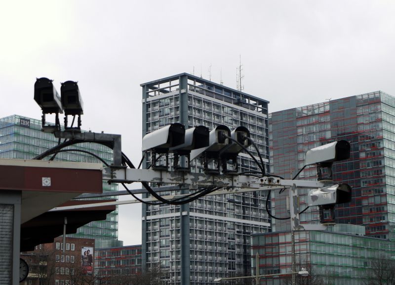 Alles im Blick: Kamera-Ensemble auf dem oberen Bahnsteig der Hamburger S-Bahnstation  Berliner Tor . 11.3.2012