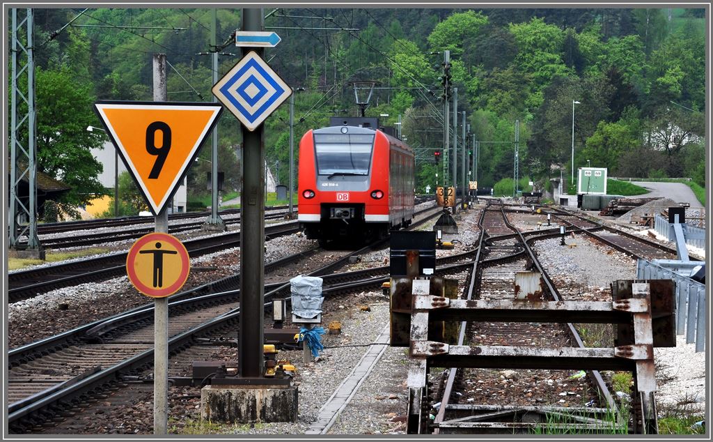 Alles ist deutsch und doch ist es in der Schweiz. RB26816 mit 426 510-4 nach Schaffhausen in Thayngen.(07.05.2015)
