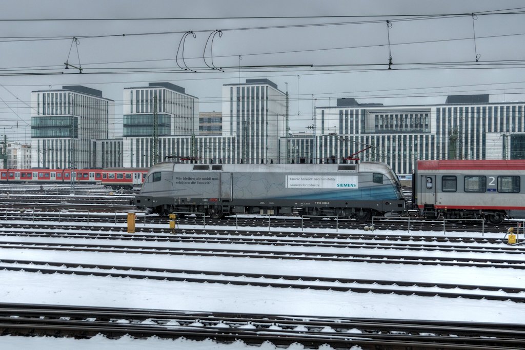 Alles grau in grau: 1116 038 am 28.01.12 bei der Ausfahrt Mnchen Hbf