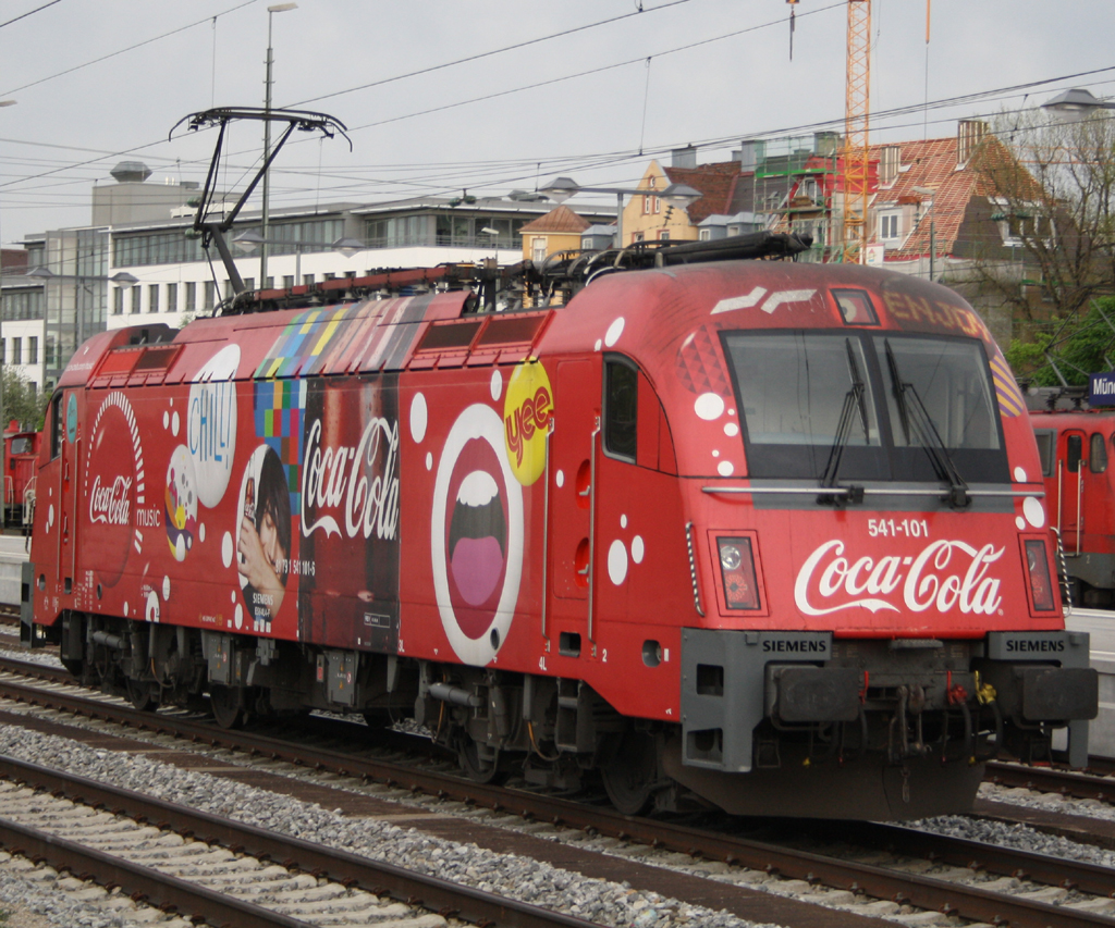 Alles gute kommt von hinten so die 541 101 Coca Cola am Mnchner Ostbahnhof am 29.04.2012.