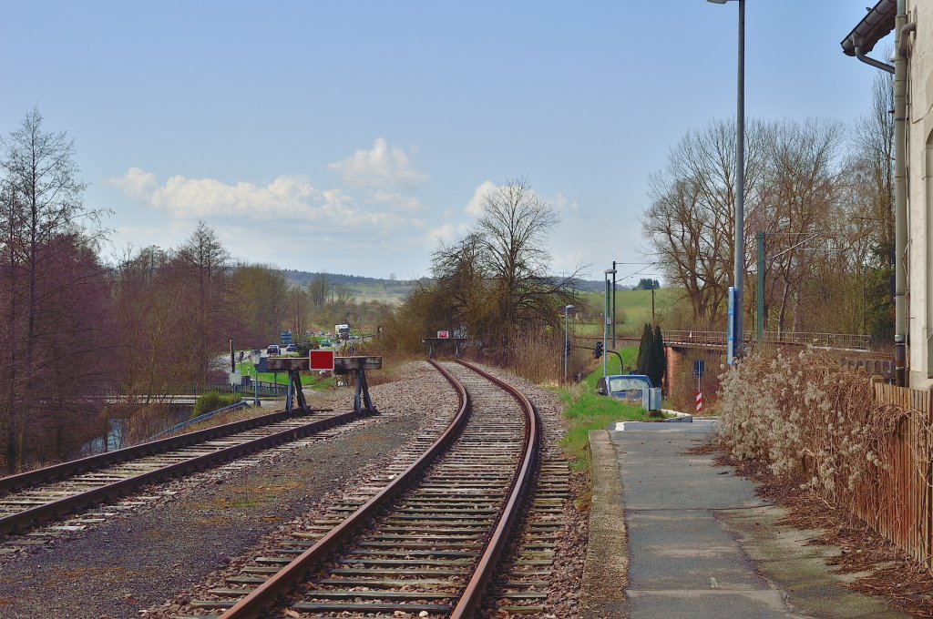Alles hat ein Ende! Nur die ...... nicht nur die Wurst hat zwei, auch die Krebsbachtalbahn die hier ihr Ende in Neckarbischofsheim findet. Denn durch Ermangelung einer Weiche sind hier zwei Prellbcke notwendig. 13.4.2013