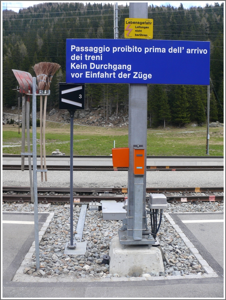 Alles hat seinen Platz und wegen der grossen Schneemengen mglichst weit oben. Cavaglia 1693m. (20.05.2010)