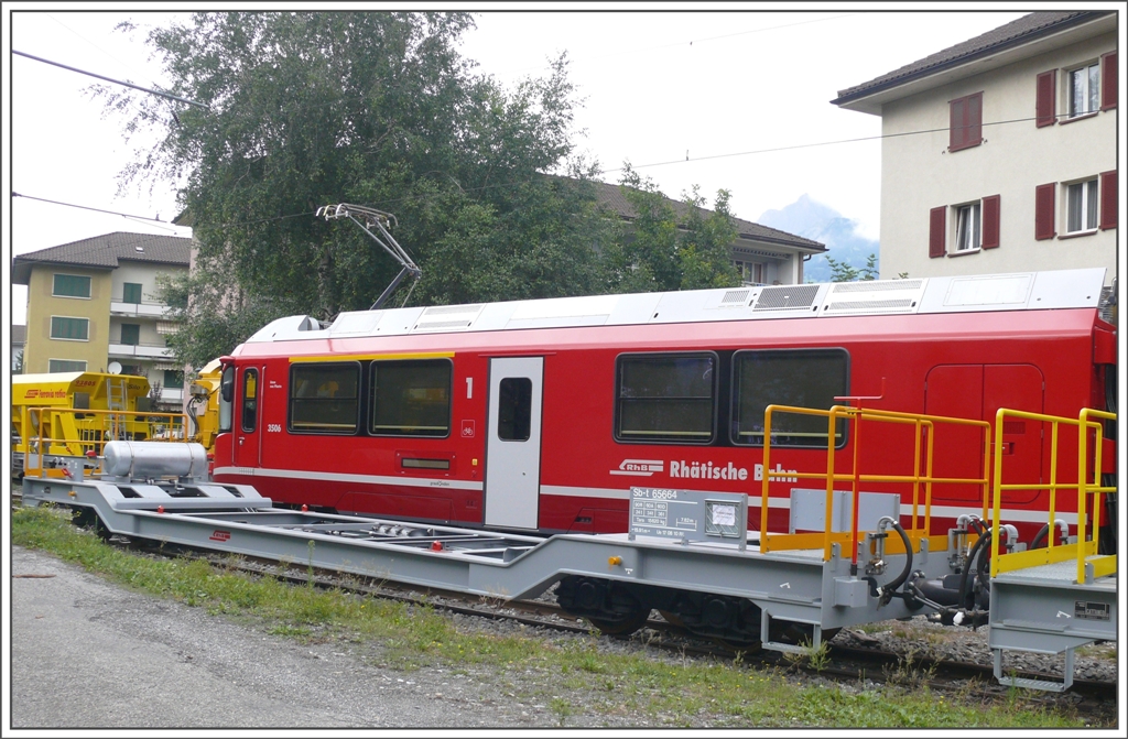 Alles neu. Containertragwagen Sb-t 65864 vor Allegra 3506 in Landquart Ried. (26.07.2010)
