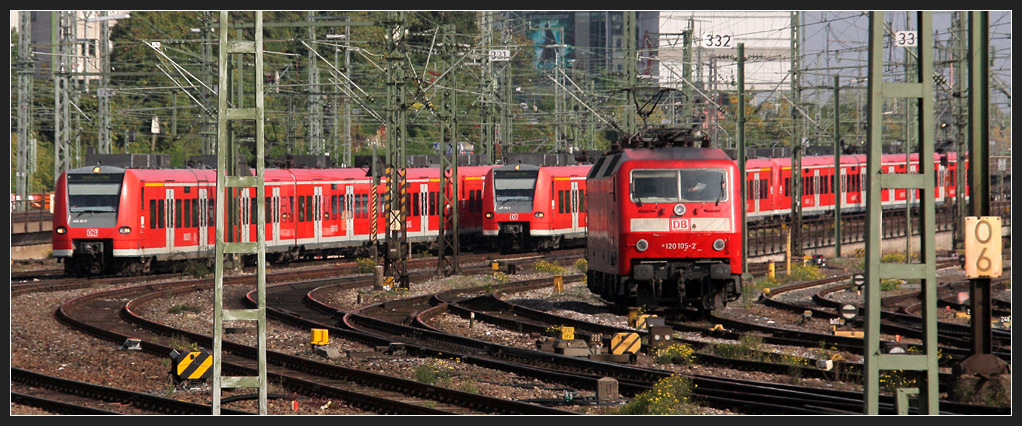 Alles rot - 

Verkehrsrote Bahnen im Vorfeld des Stuttgarter Hauptbahnhofes. 

09.10.2010 (M)