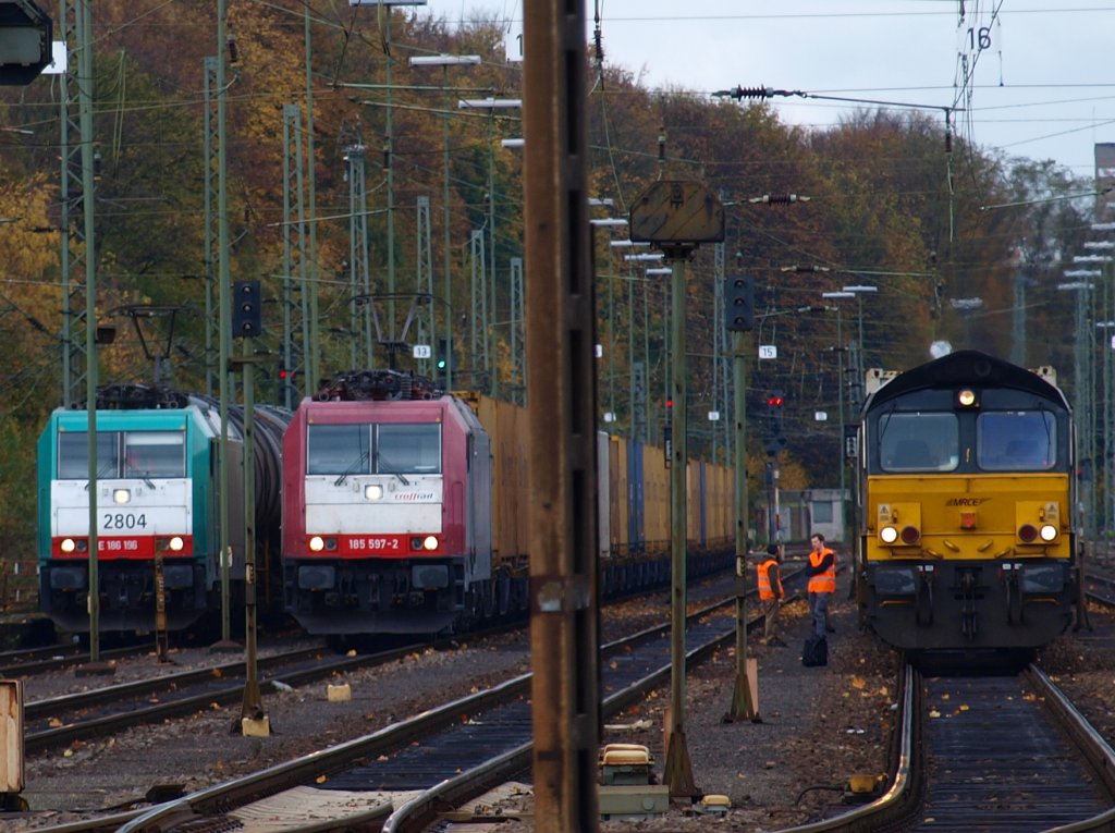 Alles wartet auf Abfahrt. Noch ein kurzes Gesprch unter TF, Papiere austauschen und dann geht`s los. In Aachen West findet der Lokwechsel fr den Grenzverkehr nach Belgien statt. Ganz links die Cobra 186 196 vor einem Kesselzug, daneben 185 597-2 von Crossrail und eine Class66 MRCE 653-09 von DLC mit Containerzgen.