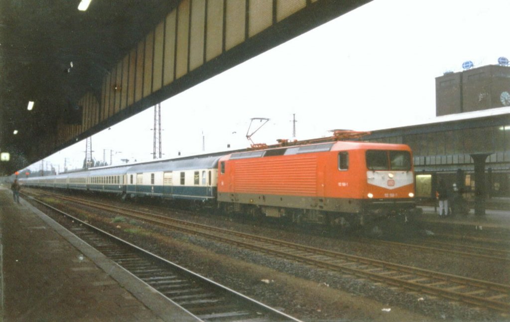 Alltgliches Erscheinungsbild in Oberhausen,einige Jahre nach der Wende.. BR112 mit Postwagen und den typischen Abteilwagen im Schlepptau.. (1993)
