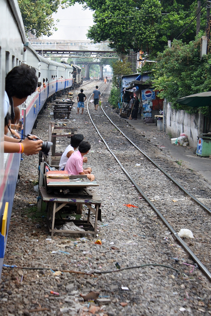 Alltag im Ausfahrtsbereich des Bf. Hua Lamphong am 06.Dezember 2010. Man nimmt die Bezeichnung  ffentliche Verkehrsmittel  halt wrtlich.

