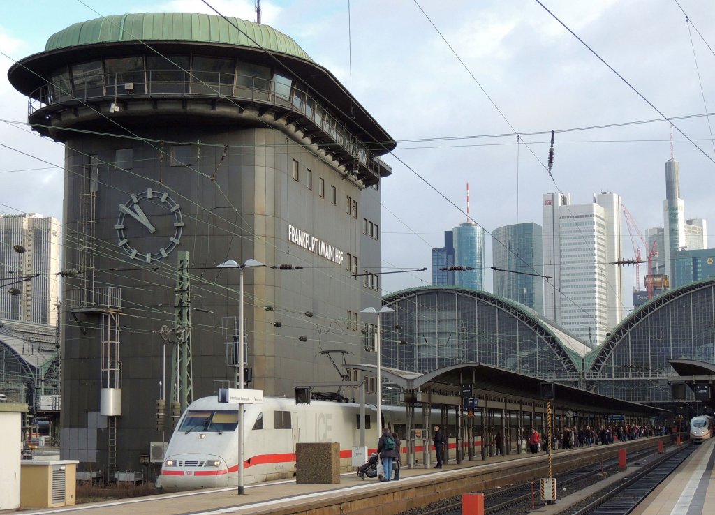 Alltag im Frankfurter Hauptbahnhof am 15.12.2012 mit Skyline und Stellwerk im Bild.