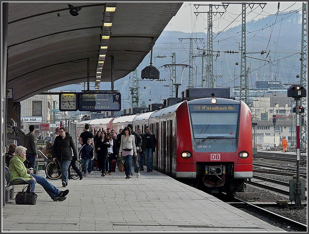 Alltagsszene mit Quitschie am Bahnsteig in Koblenz. 19.03.10 (Jeanny)