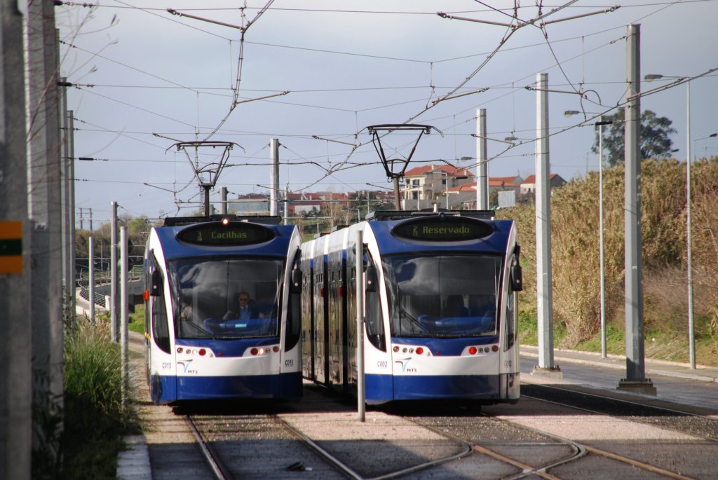 ALMADA (Distrikt Setúbal), 19.02.2010, Linie 3 nach Cacilhas bei der Einfahrt in die Haltestelle Pragal Bahnhof; rechts Linie 2, die von hier aus in Richtung Corroios fährt