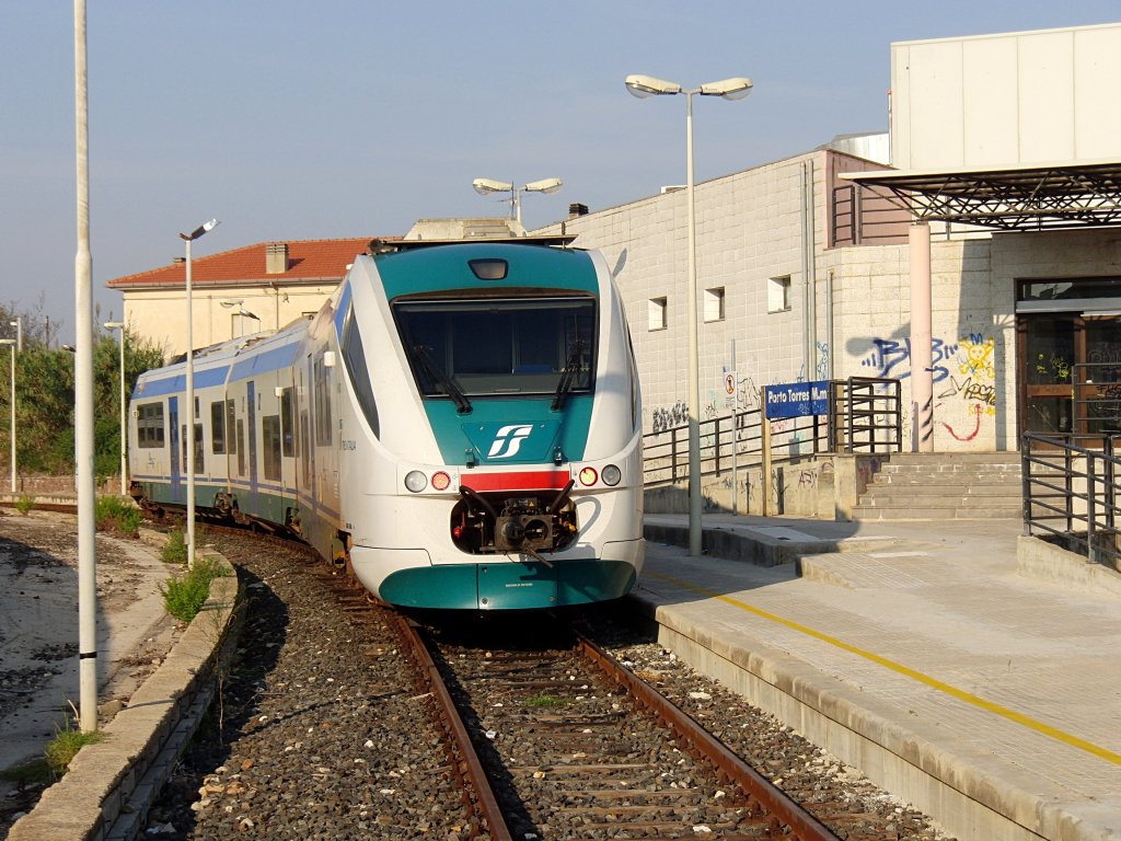 ALn 501.103 am 30.09.2011 kurz vor der Abfahrt von der Endstation Porto Torres Marittima nach Cagliari. Fotostandpunkt ist auf dem Bahnsteig hinter dem Prellbock.