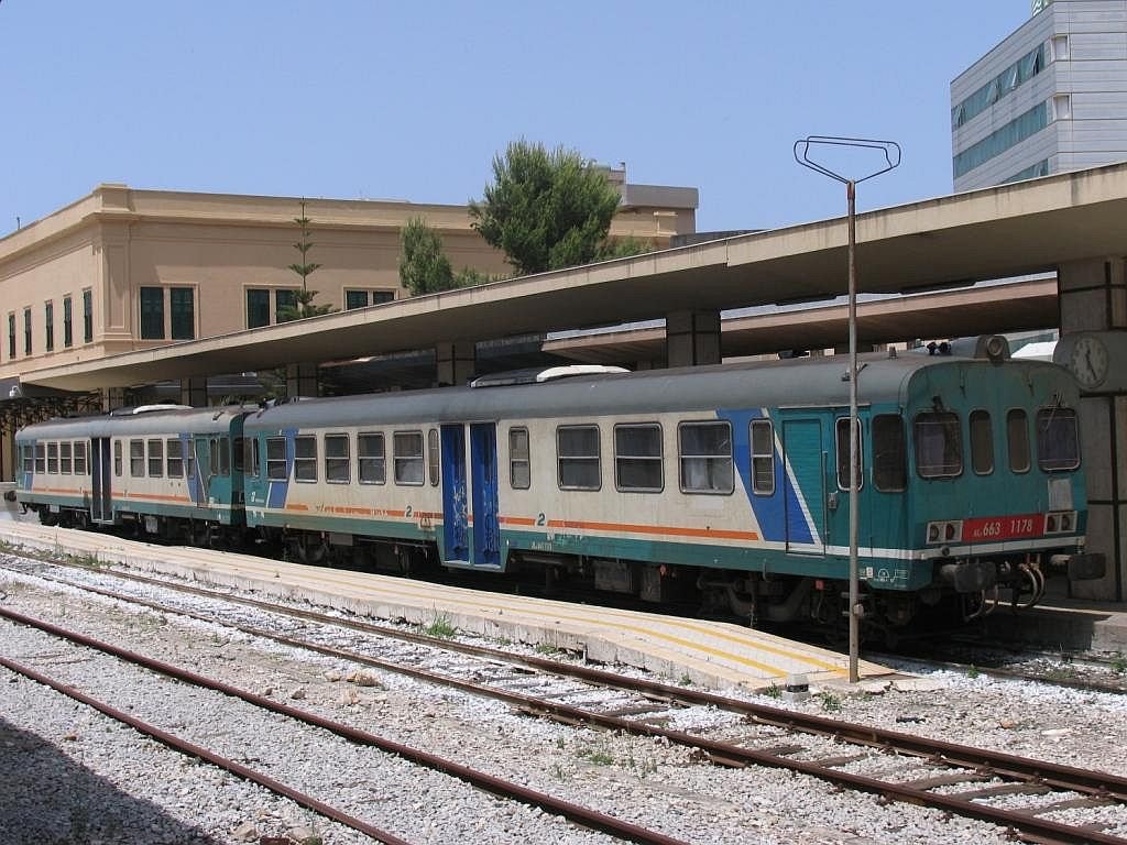 ALn 663 1178 und ALn 663 1180 auf Bahnhof Trapani (Sicilien) am 28-5-2008.