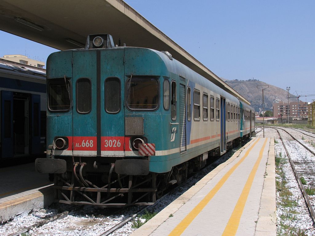 ALn 668 3026 und ALn 668 3009 (was eine Verwandtschaft mit die Deutsche BR 624!) auf Bahnhof Trapani mit R 22777 Palermo Centrale-Trapani am 2-6-2008.

