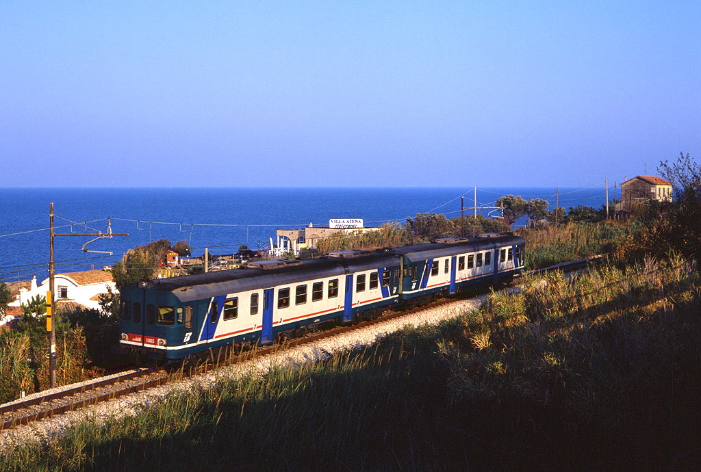 ALn668 1005 als Zug 7000 bei Vasto, 23.08.2001.
