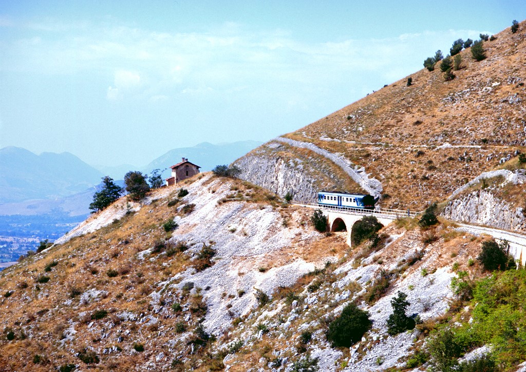 Aln668 3304 in den tiefsten Abruzzen bei Pettorano sul Gizio, 24.08.2001, Zug 7497.